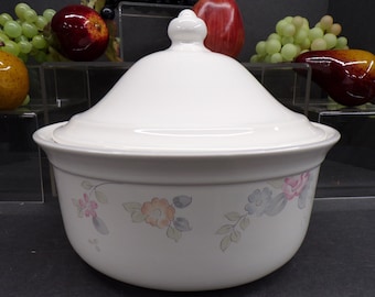 2304 Pfaltzgraff Wyndham Stoneware 2 Quart 9" x 7.5" Casserole with Lid - Pink & Blue Flowers - Great Condition