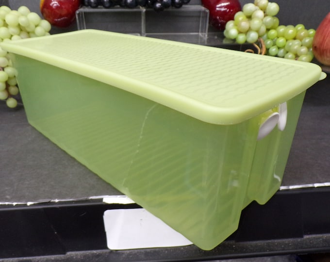 2311 Tupperware Large FridgeSmart Green Refrigerator Container Keeper 15" x 6" x 5" - Good Condition