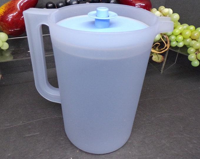 2507 Tupperware 1676-3 Classic 2 Qt Frosted Blue Pitcher with Tight Seal Push Button Starburst Lid - Great Condition