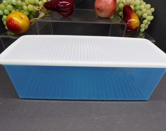 2302 Tupperware #3996A-2 FridgeSmart Blue Refrigerator Container 15" x 6" x 5" - Missing Vent Flap & Has a Corner Chip Seals Good