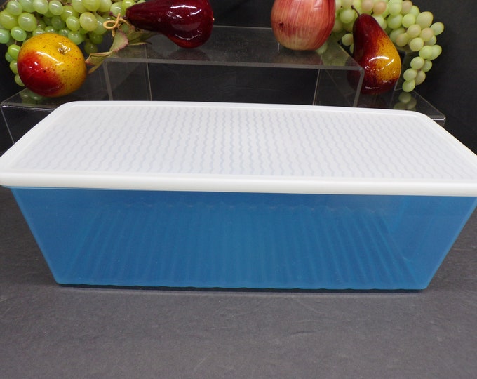 2302 Tupperware #3996A-2 FridgeSmart Blue Refrigerator Container 15" x 6" x 5" - Missing Vent Flap & Has a Corner Chip Seals Good