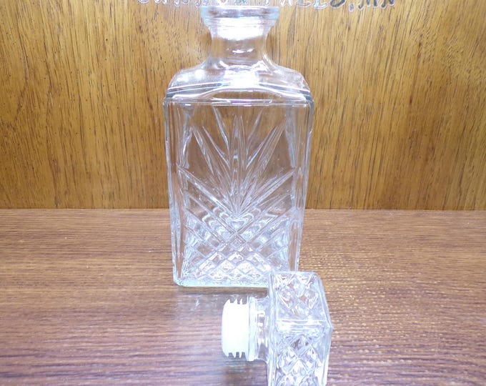 2504 Crystal 9.5" Square Decanter w/Stopper Pineapple Cut Made in Italy - Great Condition