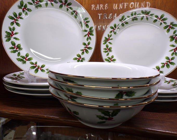 2505 Better Homes and Gardens Holiday 2009 Porcelain Christmas Dinnerware 12 pc Set- 4 ea 10.5" Plates, 9" Plates, 7" Bowls - Excellent Cond