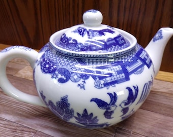 2511 Johnson Brothers Willow Blue Teapot 5" Tall Made in England- Great Condition