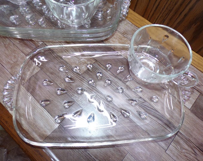 2508 Hazel Atlas Glass Vintage 8 pc Set Tear Drop Snack Sets - (4) 11" x 6" Plates with (4) Matching Cups - Good Condition