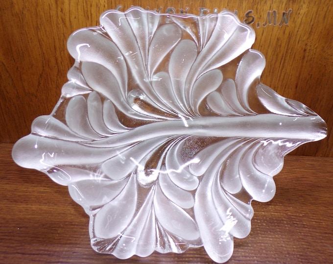 2505 Beautiful Vintage 14" x 12" Heavy Clear & Frosted Glass Ruffled Centerpiece Bowl - Great Condition