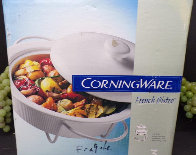 2309 Corning Ware French Bistro 2.5 qt. Round Casserole Dish w/ Cover and Serving Cradle- Vintage New in Box