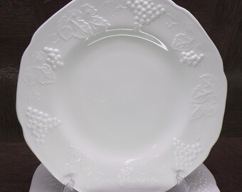 2602 Indiana Glass Co. Vintage Milk Glass Harvest Grape 9.75" Dinner Plates Set of 4 - Great Condition