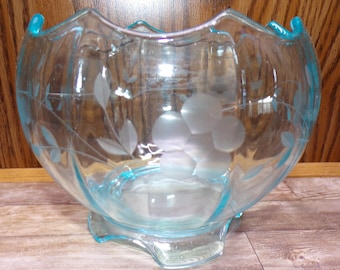 2509 Vintage Glass Aqua Light Blue Vintage 7" Scalloped Rim Footed Bowl - Great Condition