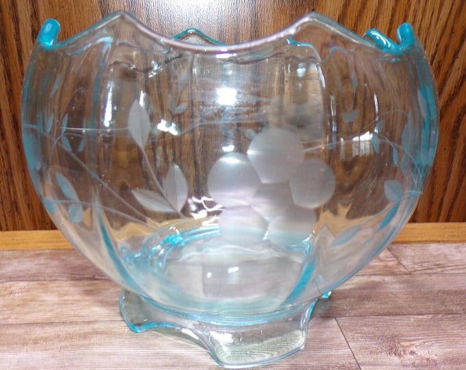 2509 Vintage Glass Aqua Light Blue Vintage 7" Scalloped Rim Footed Bowl - Great Condition