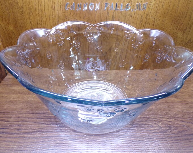 2507 Anchor Hocking Glass 13.5" Wide x 7" Tall Savannah 7 qt. Salad Bowl / Punch Bowl (No Cups) with Raised Flowers & Scalloped Rim