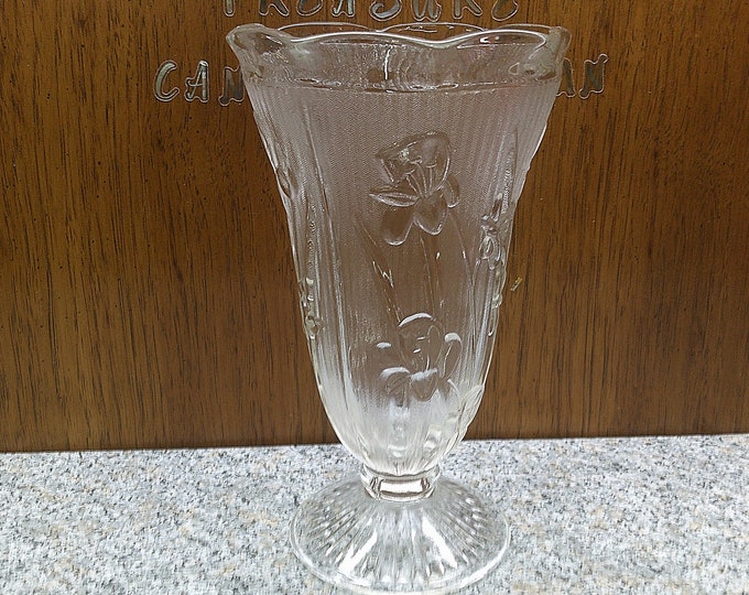 2406 Jeannette Glass Iris & herringbone Crystal Footed Vintage Flower Vase - Excellent Condition