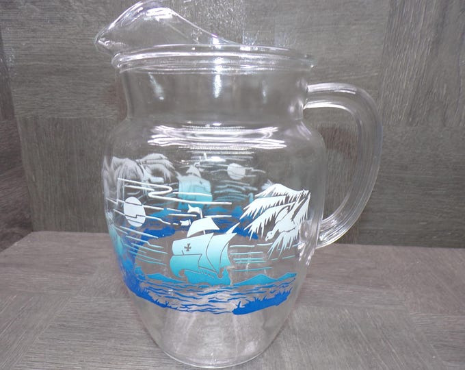 2602 Anchor Hocking 9.5" Vintage 1960's Glass Pitcher w/ Ice Catcher Sailboats, Seagulls & Waves - Great Condition