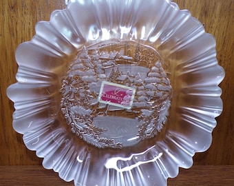 2503 Mikasa Celebrations SA843/728 Winter Dreams Vintage 10.5" Christmas Holiday Bowl with Frosted Satin Edge - Great Condition in Orig. Box
