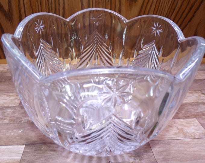 2509 Mikasa Vintage Lead Crystal Holiday Evergreen Pine 8" Decorative Bowl Scalloped Rim - Great Condition