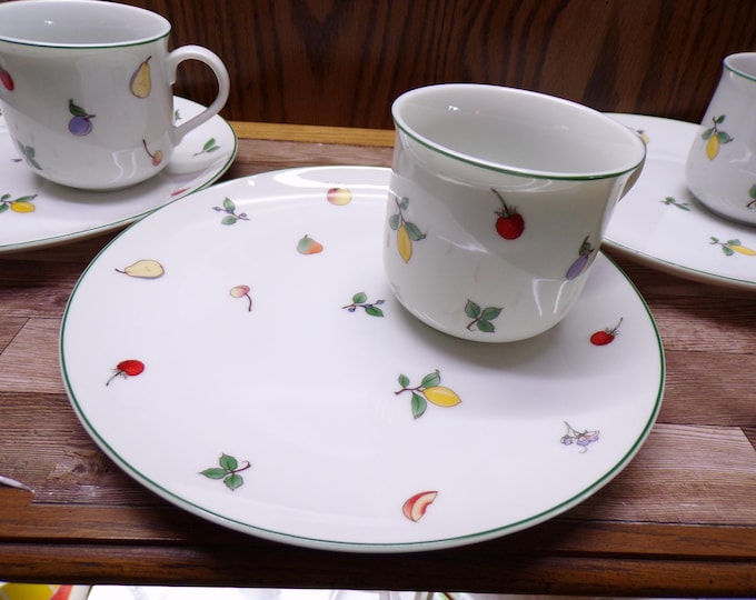 2509 Ambrosia by Shafford Small Fruits 8 pc Snack Set - (4) 8.25" Plates & (4) Cups - Excellent Condition