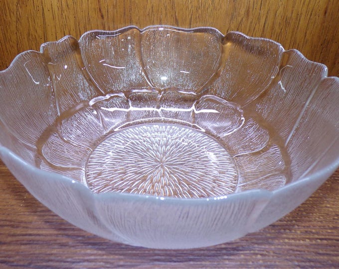 2504 Arcoroc "Fleur" Flower Textured Tempered Glass 10.5" Vintage Serving Bowl w/ Petal Pattern Made in France - Great Condition