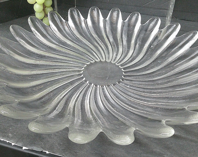 2402 Petal Pattern 12.5" Clear Textured Glass Flower Shaped Vintage Serving / Centerpiece Bowl - Good Condition No Chips or Cracks