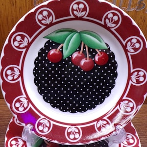 2507 At Home With Mary Engelbreit 2001 Vintage 8&quot; Cameo Black Cherry Plates Set of 4 by Enesco - Pre-owned Great Condition