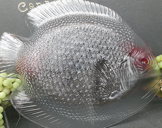 2501 Arcoroc Poisson Large Textured Tempered Glass Fish Shaped Platter Tray 15" x 12.5" with Raised Edge Made in France - Great Condition