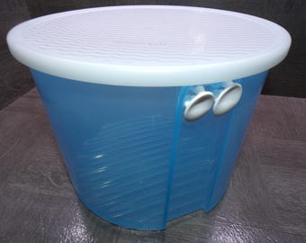2605 Tupperware FridgeSmart Blue 20 Cup Lettuce Crisper Keeper Salad Container