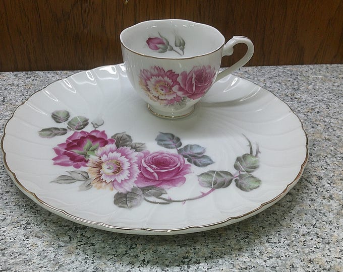 2409 Rose Pattern Scalloped 9" Luncheon Plate & Cup Sets Vintage Japan Gold Trim Pink Red Floral - 10 pcs (5) Cups and (5) Plate - Good Cond