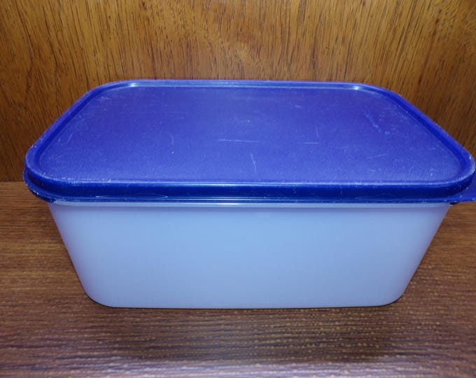 2506 Tupperware 4.3 Ltr 18 Cup 11" x 7.5" Container 1609-2 with Navy Blue 1610-4 Lid - Good Condition Scratches on Lid
