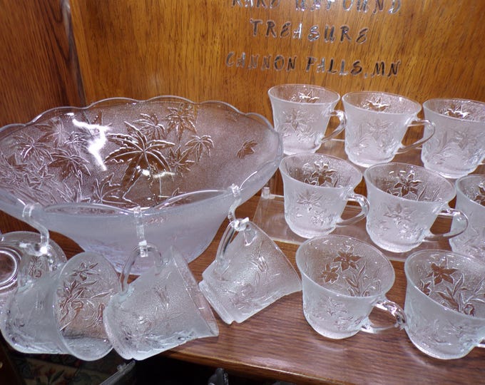 2505 KIG Glass 26 pc Beautiful Textured Leaf Punch Set - 8.5 qt Bowl, Ladle, 12 Cups & 12 Hooks - Excellent Condition