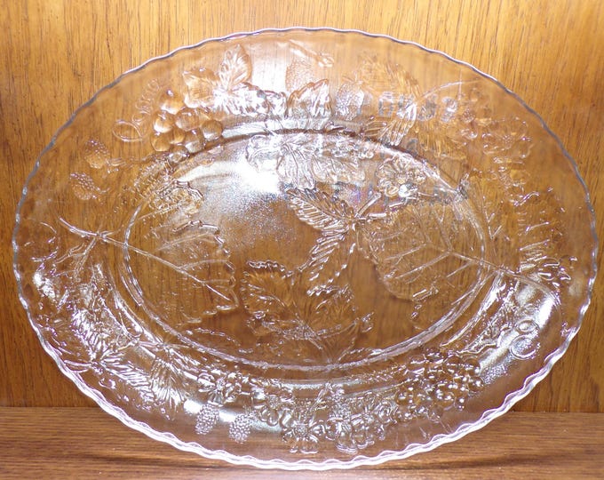 2504 Anchor Hocking Grape Vine Vintage 18" x 13" Glass Platter Scalloped Rim Embossed Leaves & Grapes - Great Condition