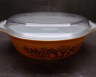 2608 Pyrex 045 Vintage Old Orchard 2.5 qt. Oval Casserole Butterscotch with Brown Fruit & Vine Motif with Clear Glass Lid Tiny Chip on Lid