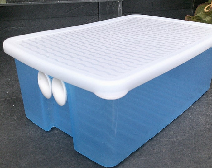 2401 Tupperware FridgeSmart 8"x5"x3.5" Blue Refrigerator Container w/ White Lid - Good Condition