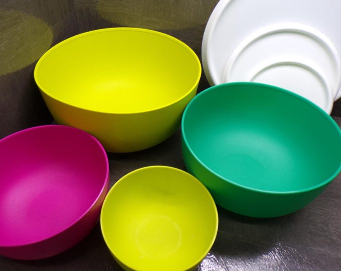 2603 Tupperware Blossom 7 pc Set Mixing All Purpose Colored Bowl Set 5 Bowls w/ 3 White Lids One Missing - Good Condition Little Wear