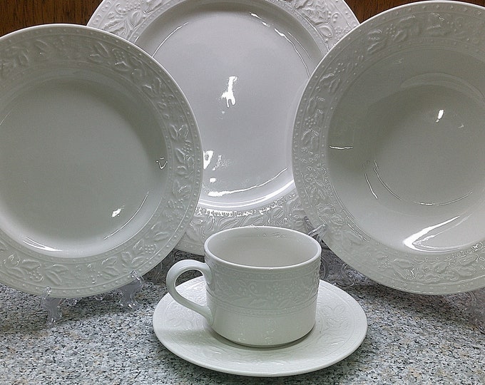 2406 Libbey Tableware Holiday Garland Holly & Fruit White Stoneware - Excellent Condition Choose from List: