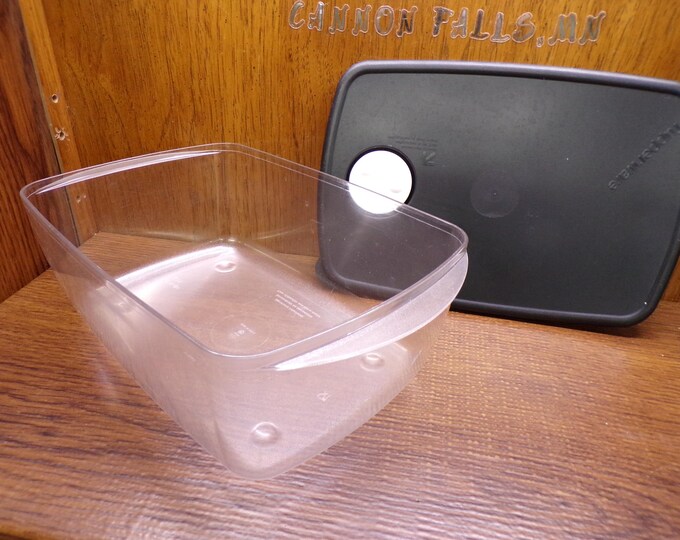 2504 Tupperware 3380B-2 3.5 Liter Clear Hard Plastic Container w/ Black Vent & Serve Lid 12"x8"x4" Tall - Good Condition