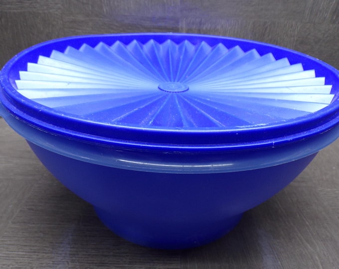 2603 Tupperware 8806-1 Vintage Blue 11.75 Cup Servalier 10" Wide x 5.5" Tall Container with Starburst Lid - Great Condition