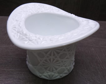 Fenton Vintage Milk Glass Daisy & Button 3.5" x 4.5" Top-Hat Vase - Great Condition