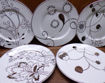 2506 Thomas O'Brien Holiday Berry 7" Desert / Snack Plates Set of 5 Platinum on White - Great Condition