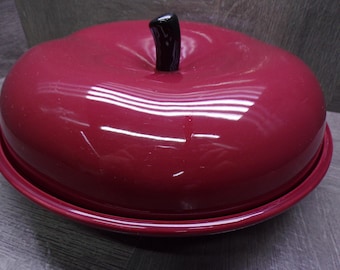 2606 Martha Stewart Collection Red Apple Covered Pie Plate Keeper with Lid