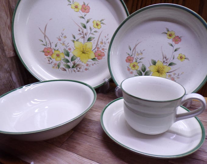 2508 Royal Prestige Field Song #9805 Beautiful Vintage Floral Stoneware 20 pc Set Oven to Table to Dishwasher - Excellent Condition