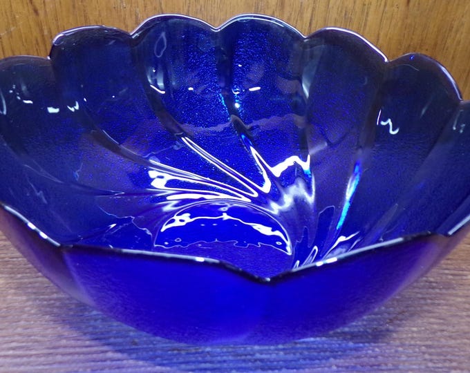2506 Arcoroc Cobalt Blue Scalloped Swirl 9.5" Tempered Glass Vintage Serving Bowl - Great Condition