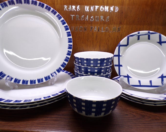 2505 Tabletops Gallery Canfield 12 pc Blue on White Dinnerware (4) 10.5" Plates, (4) 7.5" Plates & (4) 5.5" Bowls - Excellent Condition