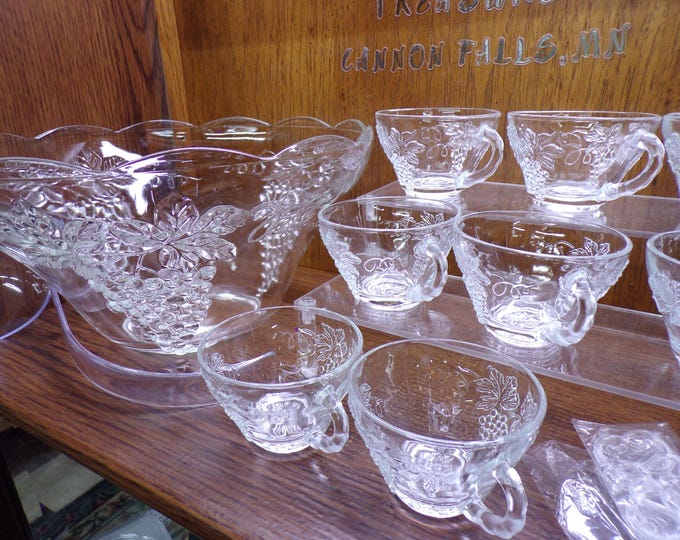 2412 Anchor Hocking "Vintage" 18 pc Harvest Grape Punch Bowl Set - 6 qt Bowl, Ladle, 8 Cups & 8 Hooks - Great Condition