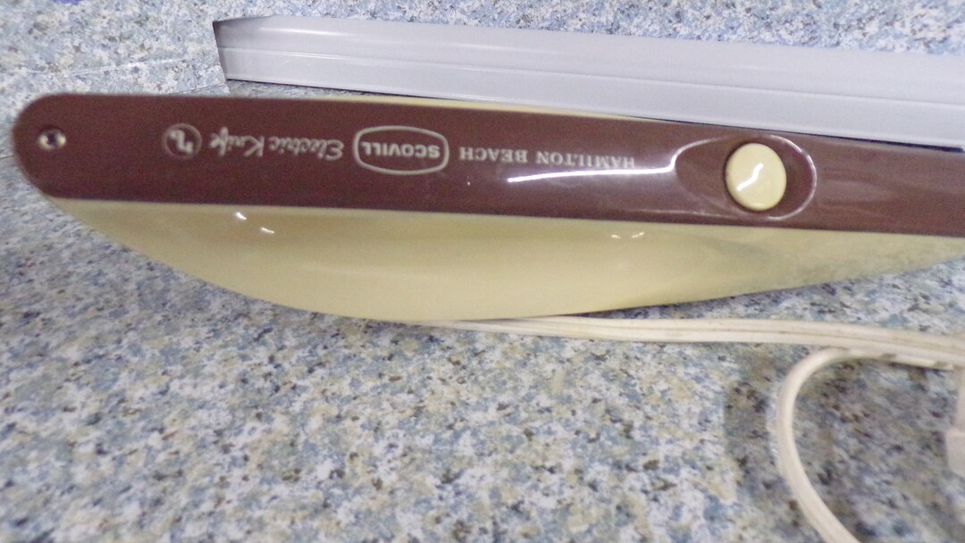 2210 Hamilton Beach Scovill Vintage Electric Knife Beige / Brown Color