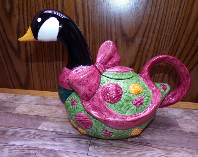 2509 - Wilton Court Vintage Canadien Goose 11" x 8.5" Tall Ceramic Tea Pot - Good Condition