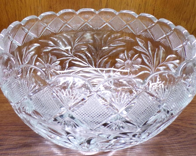 2501 L.E. Smith Glass 13.5" Wide x 7.5" Tall Beautiful Holiday Punch / Salad Serving Bowl Heavy Thick Crystal - Great Condition Bowl Only