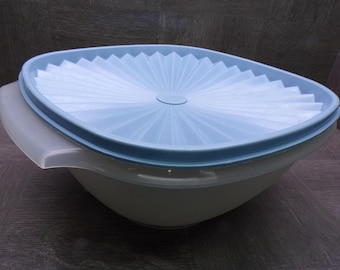 2606 Tupperware Servalier 7.5" x 3.5" Frosted Container with Light Blue Starburst Lid