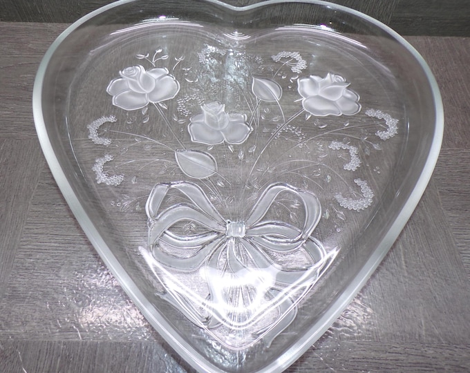 2603 Mikasa Heart SA554/650 Rose Bouquet 12.5" Raised Rim Textured Serving Tray Platter - Frosted Roses & Bow - Great Condition in Orig. Box