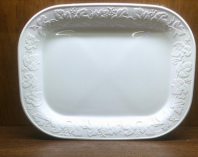 2502 Corning 15” White Casual Elegance Bake & Broil Platter Serving Tray Vineyard Ivy Leaf - Great Condition