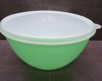 2606 Eagle Superseal Jade Green Vintage 9" x 5.5" Container w/ Frosted Clear Lid