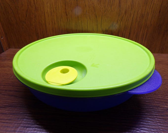 2505 Tupperware Crystalwave Divided Microwavable Dish 3284C With Vented Lid 10" - Great Condition